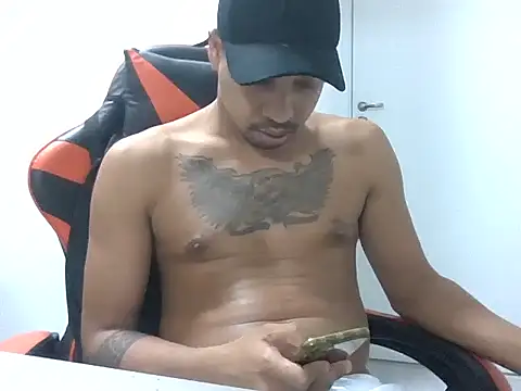 JUNINHOLEKEJR live sex cam