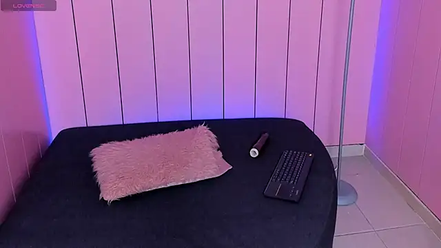 Chloe_Bennetth's cam snapshot