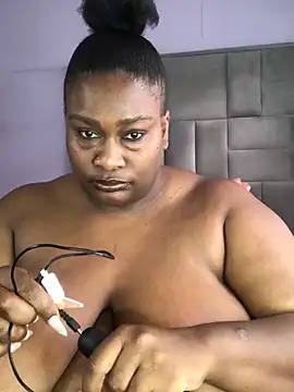 bustytitsxxx's cam snapshot