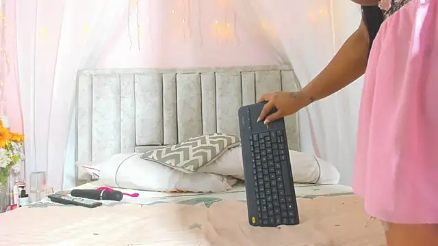 Rachellcooperrr's cam snapshot