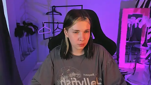 AliceSunday's cam snapshot