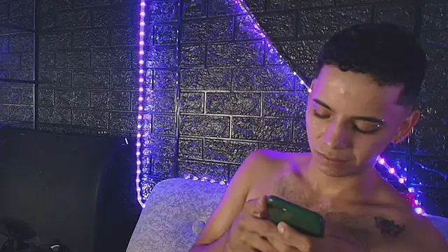 HellAndDante_'s cam snapshot