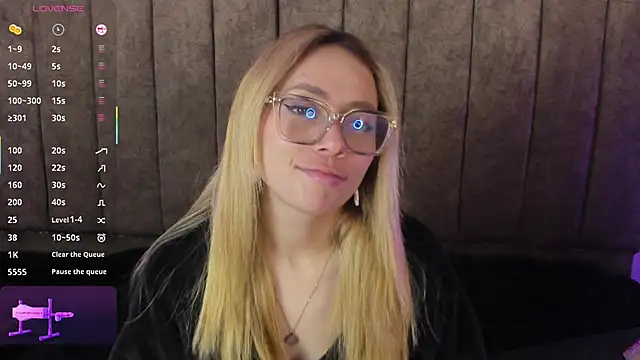 LanaMills_'s cam snapshot