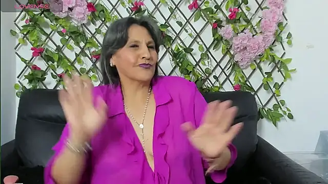 merlyna_goldens's cam snapshot