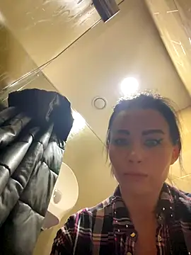 CrazzyChicks live sex cam