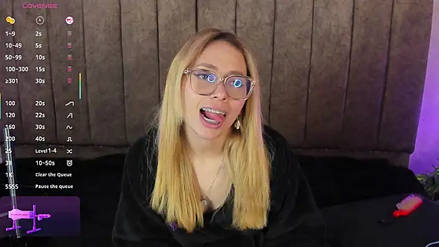 LanaMills_'s cam snapshot