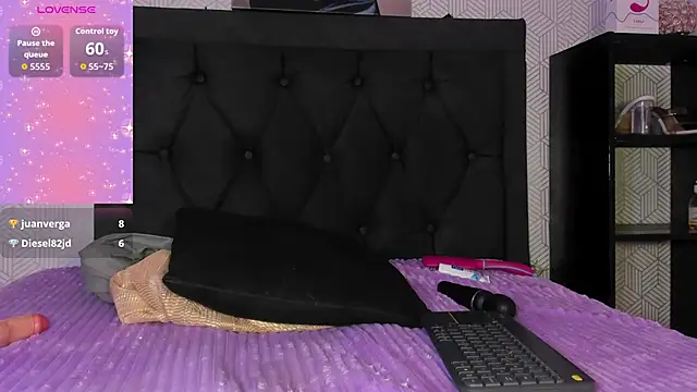 Selena_fox7 live sex cam