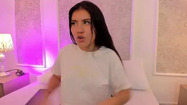 liv_honeey_'s cam snapshot