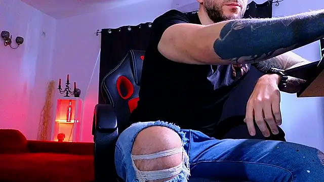 MightyAaron66 live sex cam