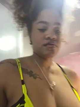 riri_brunnete's cam snapshot