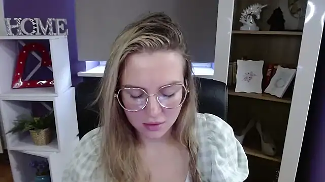 Zoey_Erotic's cam snapshot