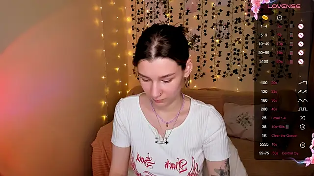 LinaBlossom_'s cam snapshot