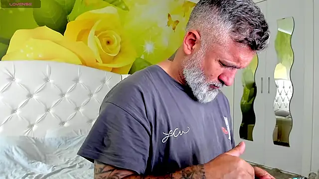 BlowMyXXL live sex cam