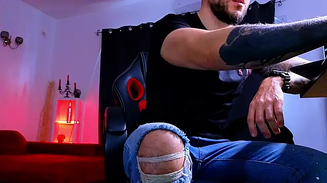 MightyAaron66 live sex cam