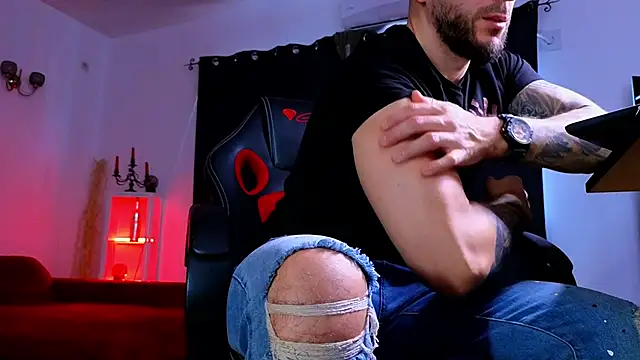 MightyAaron66 live sex cam