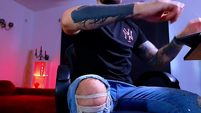 MightyAaron66 live sex cam