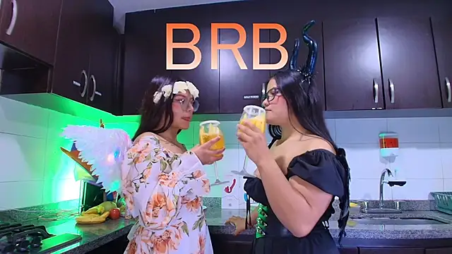 Lilith_and_Khloe's cam snapshot