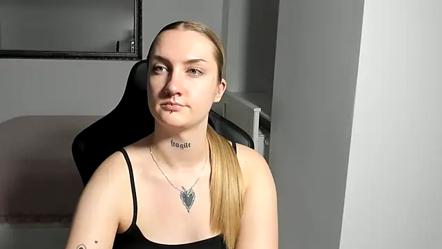 AlexaTease's cam snapshot