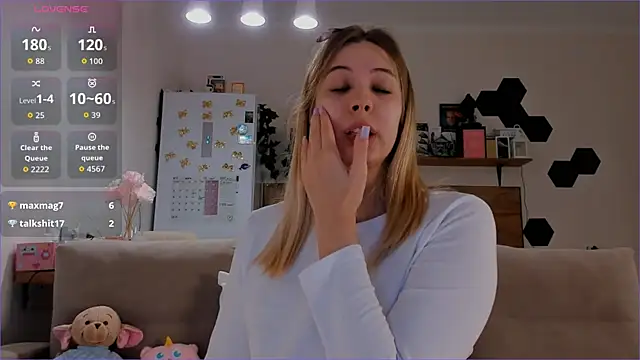 Girl_alone_home live sex cam