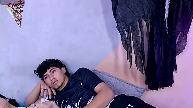 Laura_and_Kevin's cam snapshot