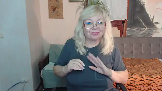 EvelynLoveShy's cam snapshot