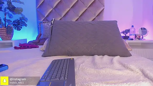 malaia_hills live sex cam