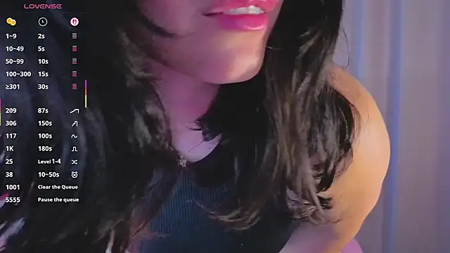 LoaLuxury's cam snapshot