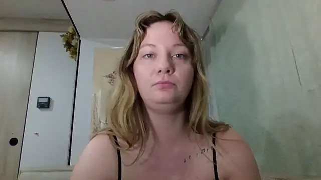 emerieskye20 live sex cam