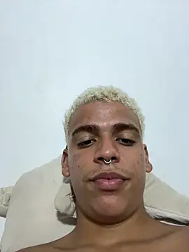 MrLeoLatino's cam snapshot