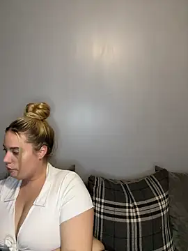 curvymilf2000's cam snapshot