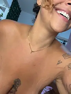 Chloe_Leaozinho's cam snapshot