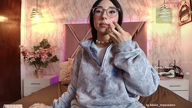 Aliice1_'s cam snapshot