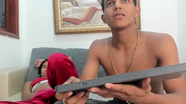 DaphnerANDrogerrr's cam snapshot