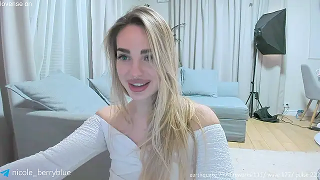 nicole_blueberry's cam snapshot