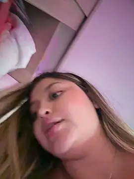 lunablossom_'s cam snapshot