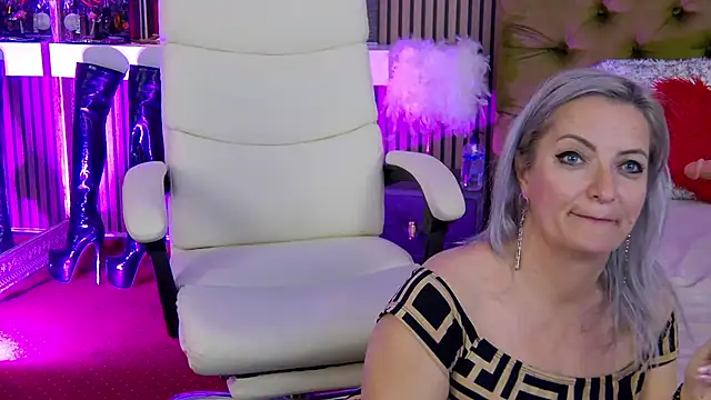 LadyTouch's cam snapshot