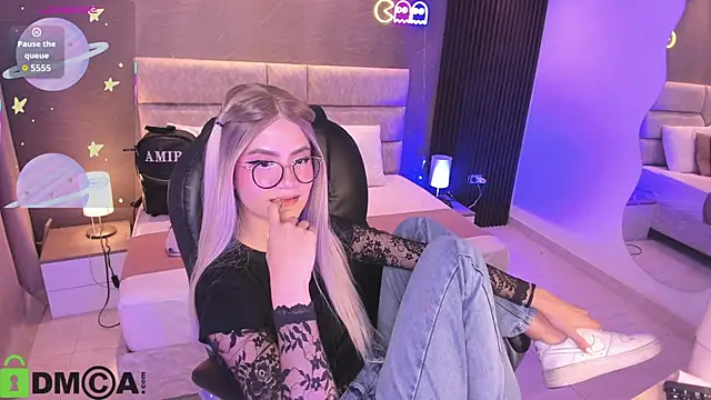 Arinextdoor's cam snapshot