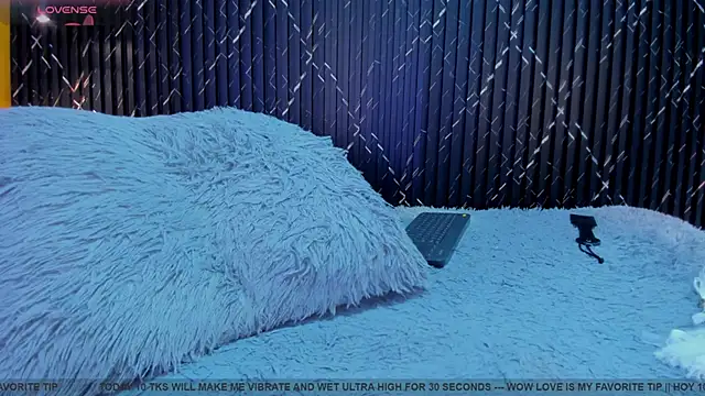 Annie_paradise17's cam snapshot