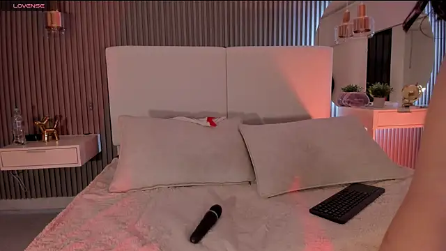 Zoewhitte's cam snapshot