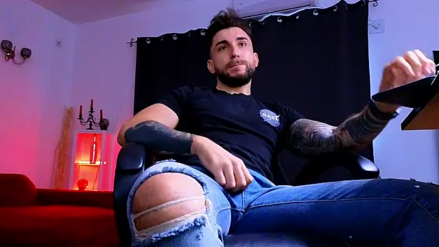 MightyAaron66 live sex cam