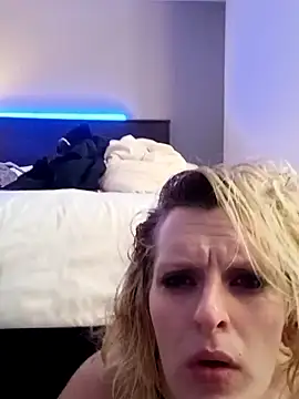 KITTYBOOBOOFUXX's cam snapshot