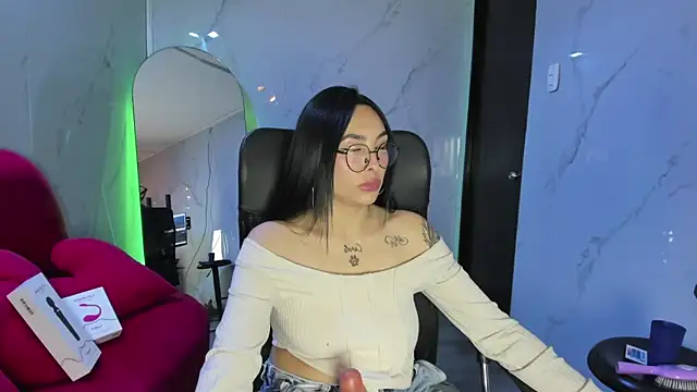 ChloeeTompson_'s cam snapshot