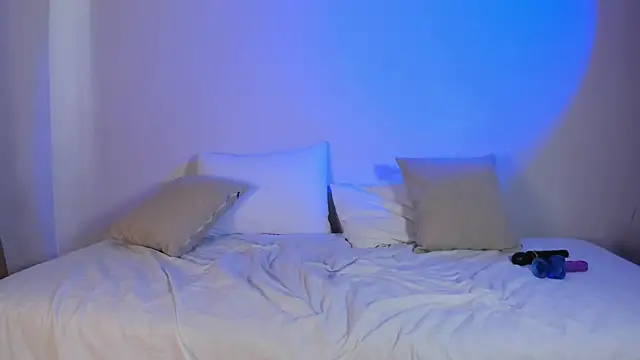 MiaKhallirae's web cam