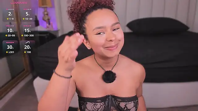 LaraCurls's cam snapshot