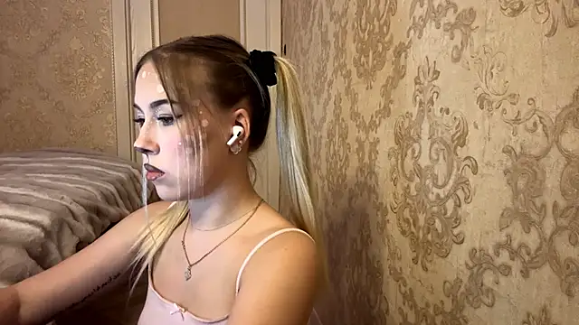 Rose_Lachrymose's cam snapshot