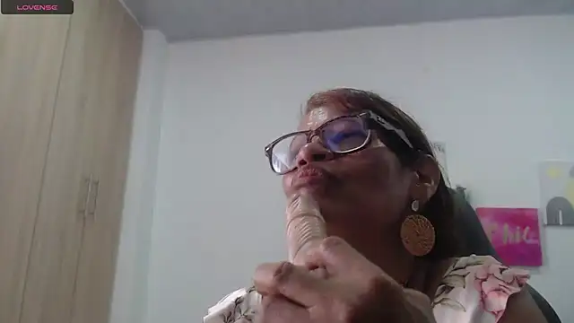 BustyMilf_'s cam snapshot