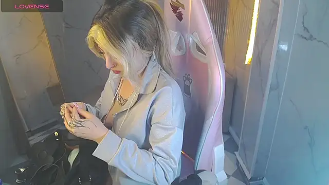 Kitty_fox_b's cam snapshot