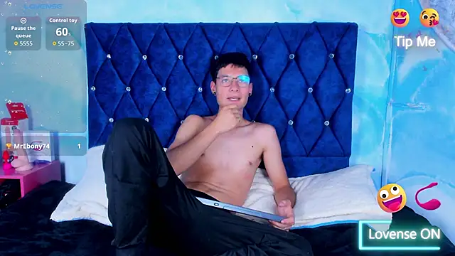 Laylaa_and_Logan's cam snapshot