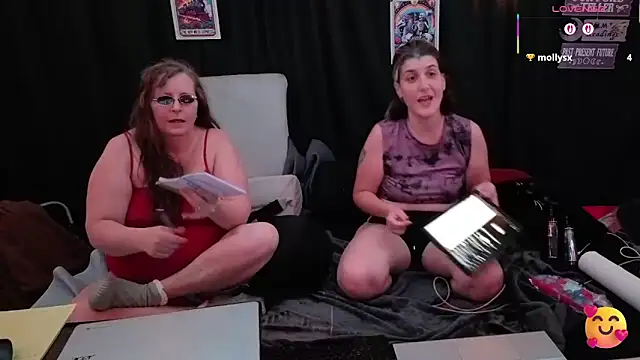 Bella_and_Marie's cam snapshot