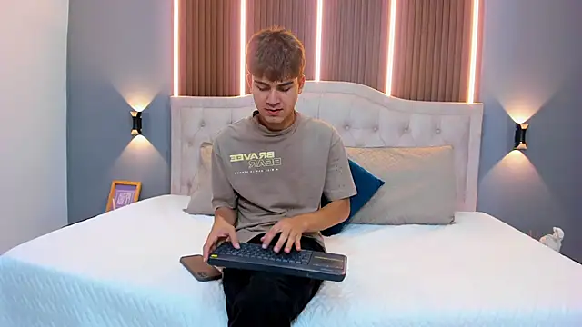 Tommy18__ live sex cam